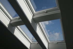 Střešní okno SKYLIGHT  |  78 x  98 cm | interiér bílý - exteriér hnědý RAL 8019